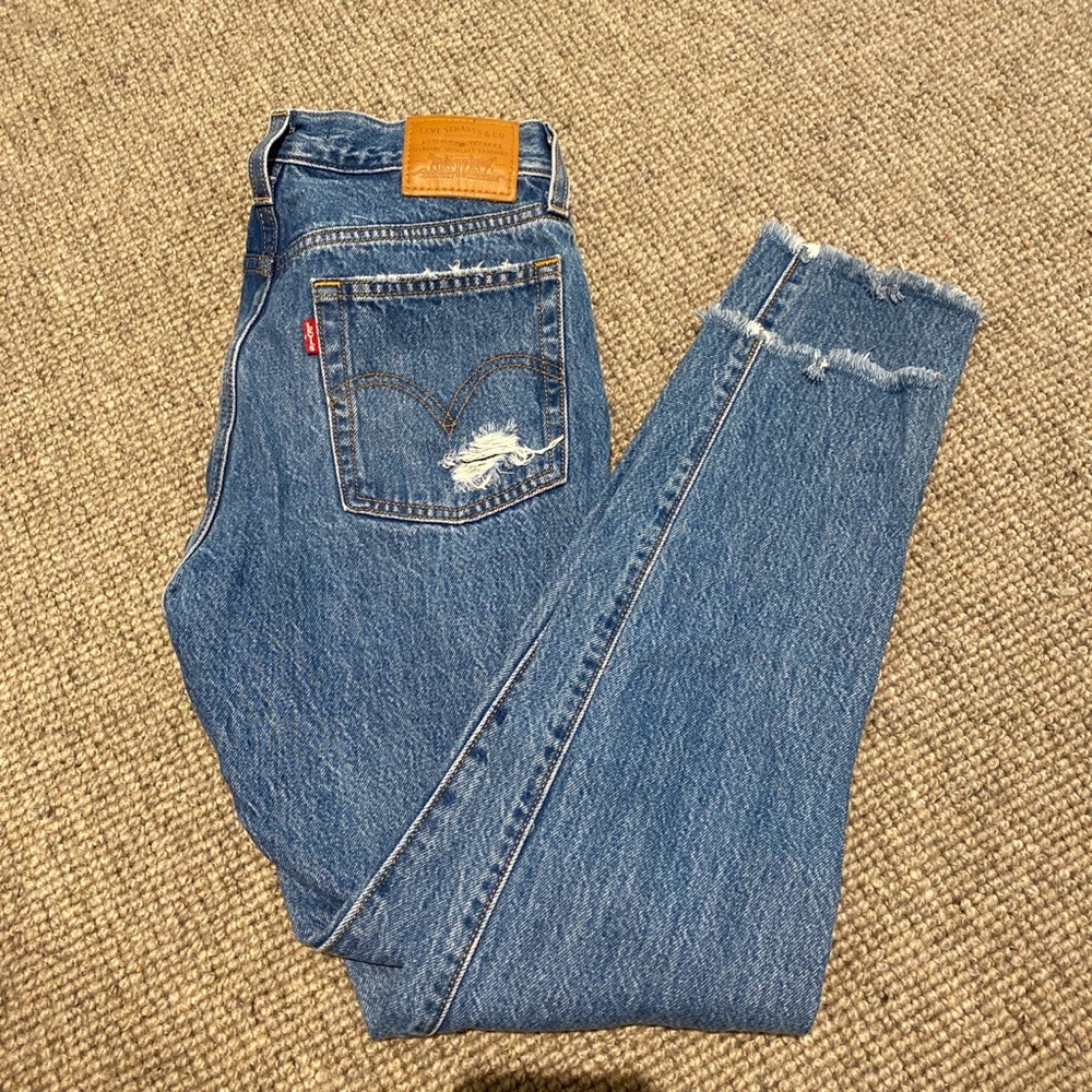 Levi’s Darkwash Ripped Jeans Size 24